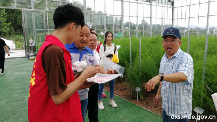 工作人员正在向成员讲解技术